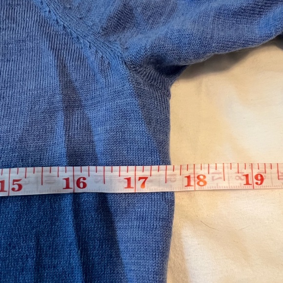 Banana Republic short sleeve Merino wool v-neck sweater.  Medium - Picture 6 of 6